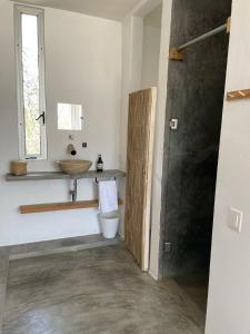 un bagno con un water e un lavandino di Malanah Casa en la playa y laguna! a El Morro