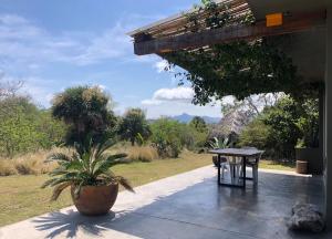 patio con tavolo e vista su un campo di Malanah Casa en la playa y laguna! a El Morro