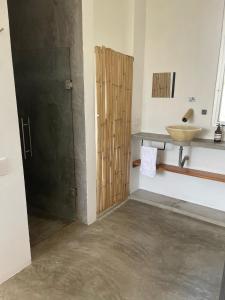 bagno con lavandino e porta in legno di Malanah Casa en la playa y laguna! a El Morro