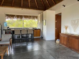 una cucina con un tavolo e alcune sedie in una stanza di Malanah Casa en la playa y laguna! a El Morro Altre 20 foto