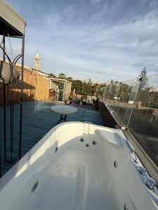 a bath tub sitting on top of a roof at La terraza del Portal in Arequipa