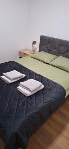 Ένα ή περισσότερα κρεβάτια σε δωμάτιο στο Apartament Sobieskiego nr 3