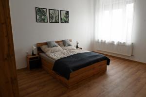 En eller flere senge i et værelse på Palatini Apartman