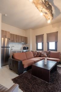 una sala de estar con un sofá y una mesa en LightHouse Portaria, en Portaria