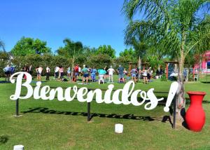 uma placa que diz benendys com um grupo de pessoas em Cabañas La Soñada em Chajarí mais 3 fotografias