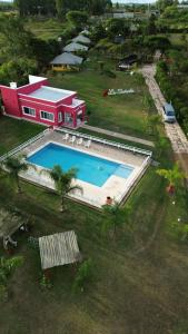 uma vista aérea de uma piscina em um quintal em Cabañas La Soñada em Chajarí