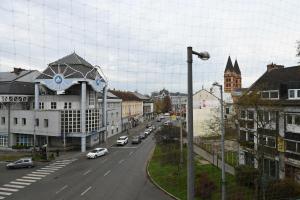 ニーレジハーザにあるPalatini Apartmanの路上駐車の街道