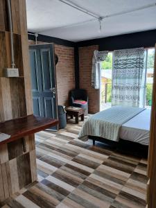 En eller flere senge i et værelse på Hostel El Refugio de Las Aves