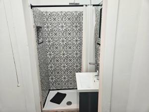 Koupelna v ubytování Ground Floor 1 BDR Flat in Norwood near Station