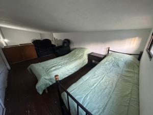 two beds in a small room with at Casa Familia Mateo in Santa Teresita +2 photos