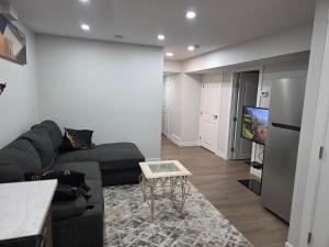 TV a/nebo společenská místnost v ubytování YYC Cozy Suites