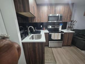 Kuchyň nebo kuchyňský kout v ubytování YYC Cozy Suites + 10 fotografií