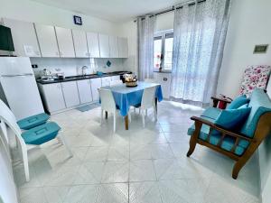 a kitchen and dining room with a table and chairs at ChiarAmare Vacanza, casa con Idromassaggio, vicino Maldive del Salento in Torre Pali