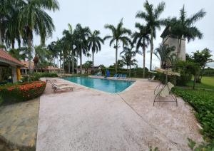 La alberca dentro o cerca de Villa Ornella