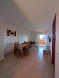 un soggiorno con tavolo e sedie di Los Tinajones a La Oliva