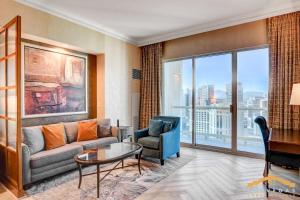 Χώρος καθιστικού στο MGM Signature-38-615 Strip View Balcony Studio