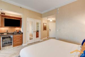 Η κουζίνα ή μικρή κουζίνα στο MGM Signature-38-615 Strip View Balcony Studio