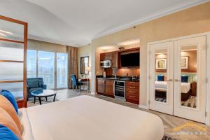 Η κουζίνα ή μικρή κουζίνα στο MGM Signature-38-615 Strip View Balcony Studio