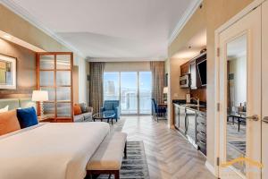 Μια τηλεόραση ή/και κέντρο ψυχαγωγίας στο MGM Signature-38-615 Strip View Balcony Studio