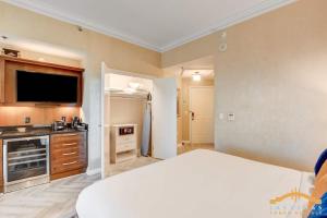 Η κουζίνα ή μικρή κουζίνα στο MGM Signature-38-615 Strip View Balcony Studio +50 φωτογραφίες