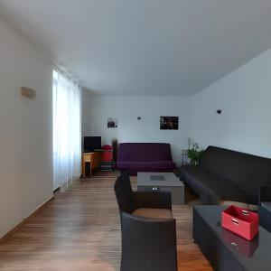 ein Wohnzimmer mit Sofa und Tisch in der Unterkunft Gîtes du Parc in Vallon-Pont-dʼArc