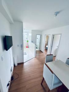 Habitación blanca grande con mesa y sillas en Cond Millenium residênce, en Juiz de Fora