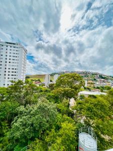 vistas a una ciudad con árboles y edificios en Cond Millenium residênce, en Juiz de Fora 5 fotos más