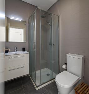 ein Badezimmer mit Dusche, Toilette und Waschbecken in der Unterkunft Modern & Quiet 2BR 2 Baths 4 Balconies & Lift in Ílhavo