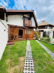 a house with a walkway in the yard at Cabana na Natureza Com Hidro - Baoba Suites in Bombinhas