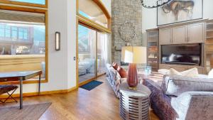 een woonkamer met een bank en een tv bij Leadville Condo 320 in Ketchum