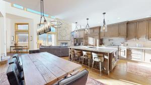 een keuken met een houten tafel en een eetkamer bij Leadville Condo 320 in Ketchum