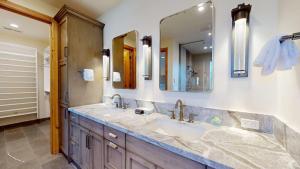 een badkamer met twee wastafels en twee spiegels bij Leadville Condo 320 in Ketchum +23 foto's