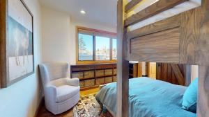 een slaapkamer met een stapelbed en een stoel bij Leadville Condo 320 in Ketchum