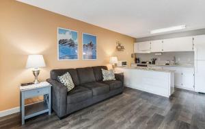 Η κουζίνα ή μικρή κουζίνα στο Pet friendly studio on the Deschutes with balcony