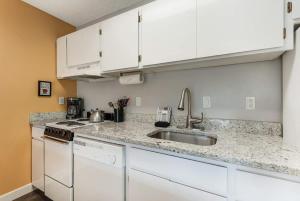 Η κουζίνα ή μικρή κουζίνα στο Pet friendly studio on the Deschutes with balcony