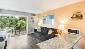 Χώρος καθιστικού στο Pet friendly studio on the Deschutes with balcony +26 φωτογραφίες