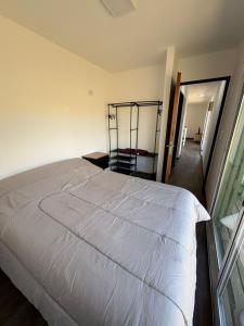 een slaapkamer met een wit bed en een trap bij Karü in Aluminé