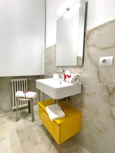 マリーナ・ディ・ピサにあるDomus Libeccio 57のバスルーム(シンク、鏡、スツール付)