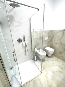 マリーナ・ディ・ピサにあるDomus Libeccio 57のシャワーとトイレ付きのバスルーム