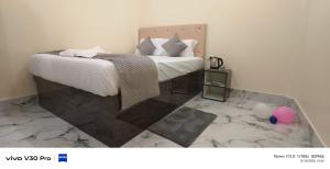 Un dormitorio con una cama con un espejo en el suelo. en Talap Guest House,  7 fotos más