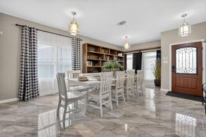 Posezení v ubytování Spacious 5BR *River Float *Pool *Fire Pit *