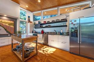 Køkken eller tekøkken på Happenstance Vineyards King Rooms