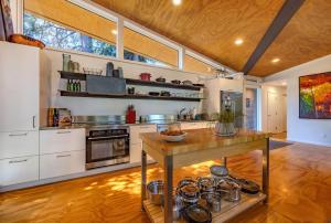 Køkken eller tekøkken på Happenstance Vineyards King Rooms