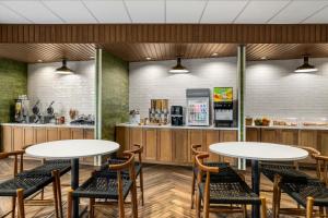 Una cocina o cocineta en Fairfield by Marriott Inn & Suites San Antonio Medical Center