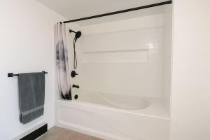 Fotografie z fotogalerie ubytování Sooke Two-Bedroom Suite with Mountain View v destinaci Sooke + 8 fotografií