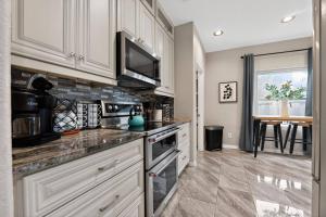 Kuchyň nebo kuchyňský kout v ubytování Spacious 5BR *River Float *Pool *Fire Pit *