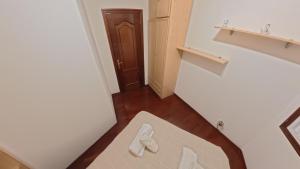 Ein kleiner Flur mit einer Tür und einer Kiste auf dem Boden. in der Unterkunft Mirador Residencia in Ourense + 10 Fotos