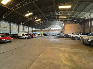 een grote parkeergarage met auto's erin geparkeerd bij Apart's Sobremonte - Deptos Modernos in Rio Cuarto