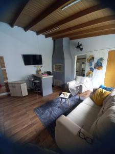 un soggiorno con un divano e un tavolo di Kitnet mobiliado da Nice - FUNDOS a Guaíba