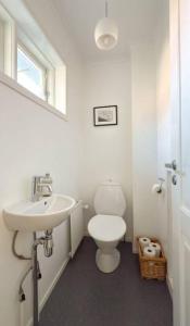 Et badeværelse på Spacious Villa in Torshavn City Centre - 10 Guests